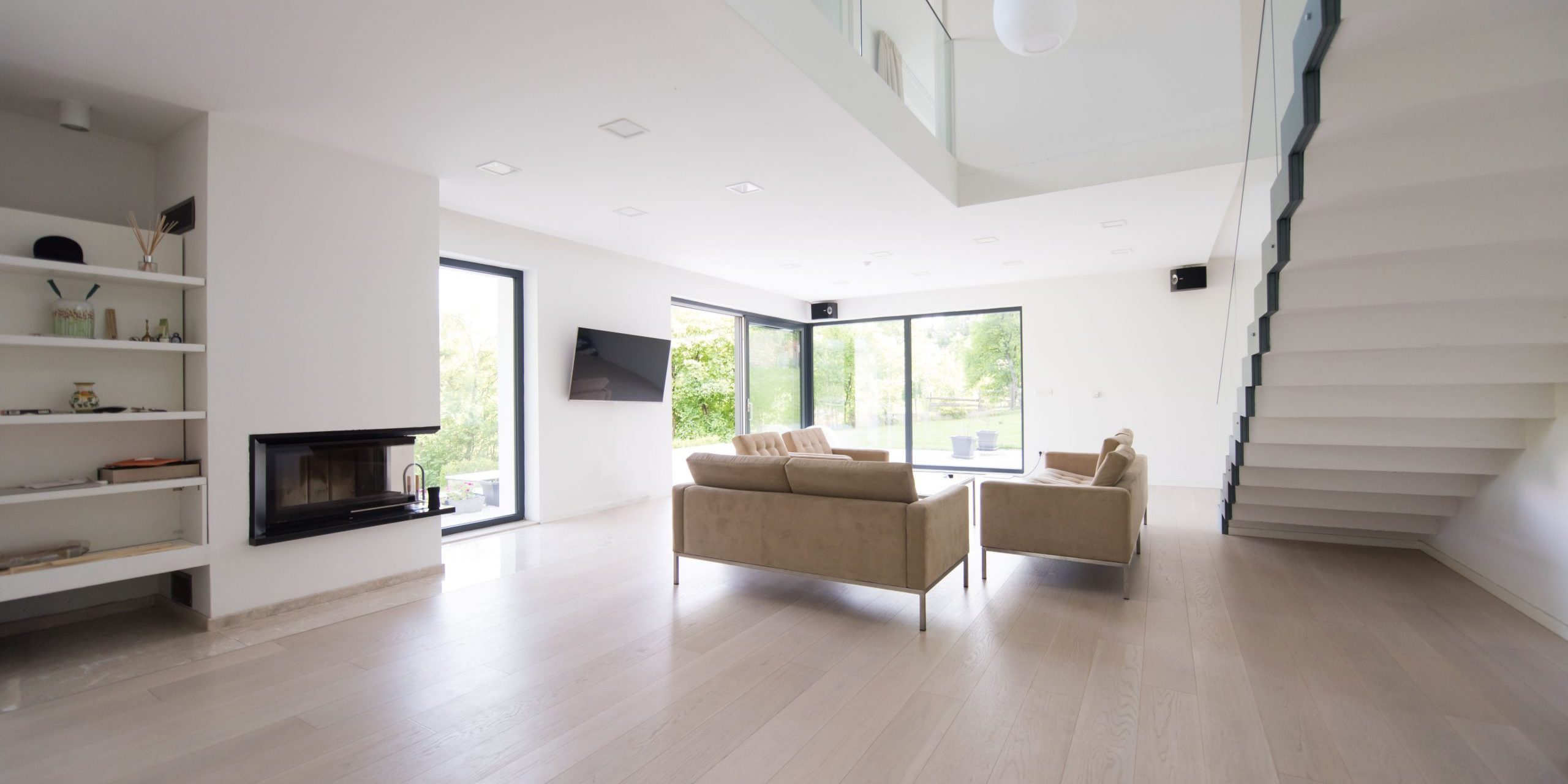 arquitectura-interior-apartamento-moderno-amplia-sala-estar suelo de tarima