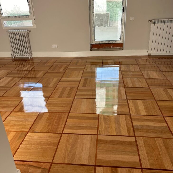 Lijado y barnizado de parquet de damero con junquillo rojo Lijado y barnizado de parquet de damero con junquillo rojo