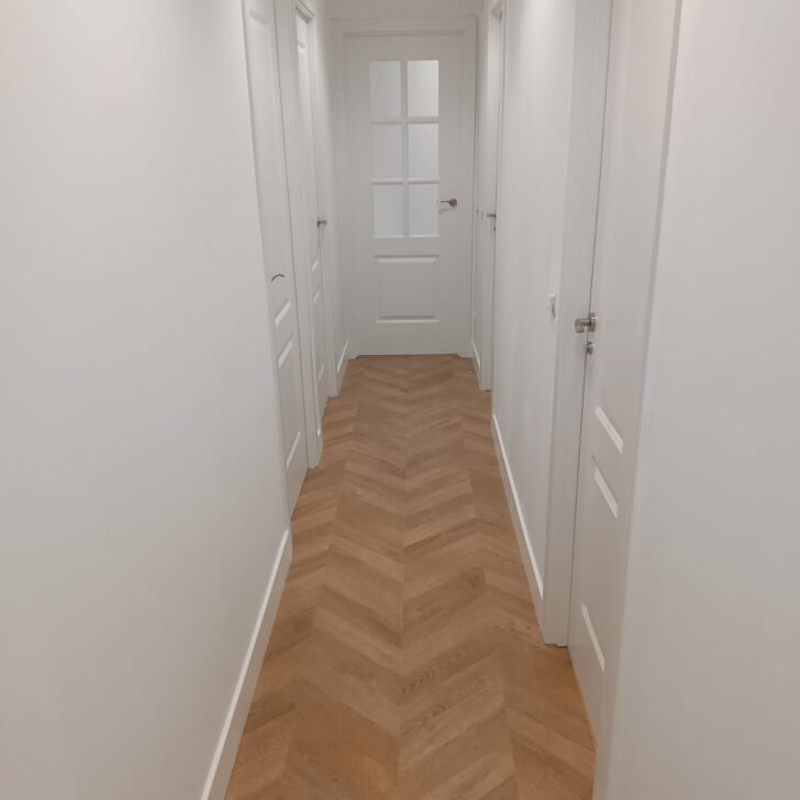 Instalación de tarima flotante con rodapié y puertas blancas. Instalación de tarima flotante con rodapié y puertas blancas.